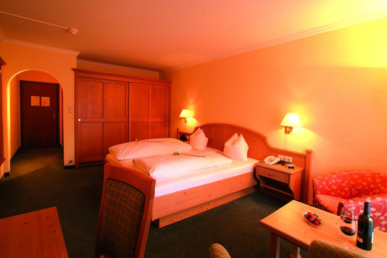 Hotel Goldenes Kreuz Танхайм Екстериор снимка